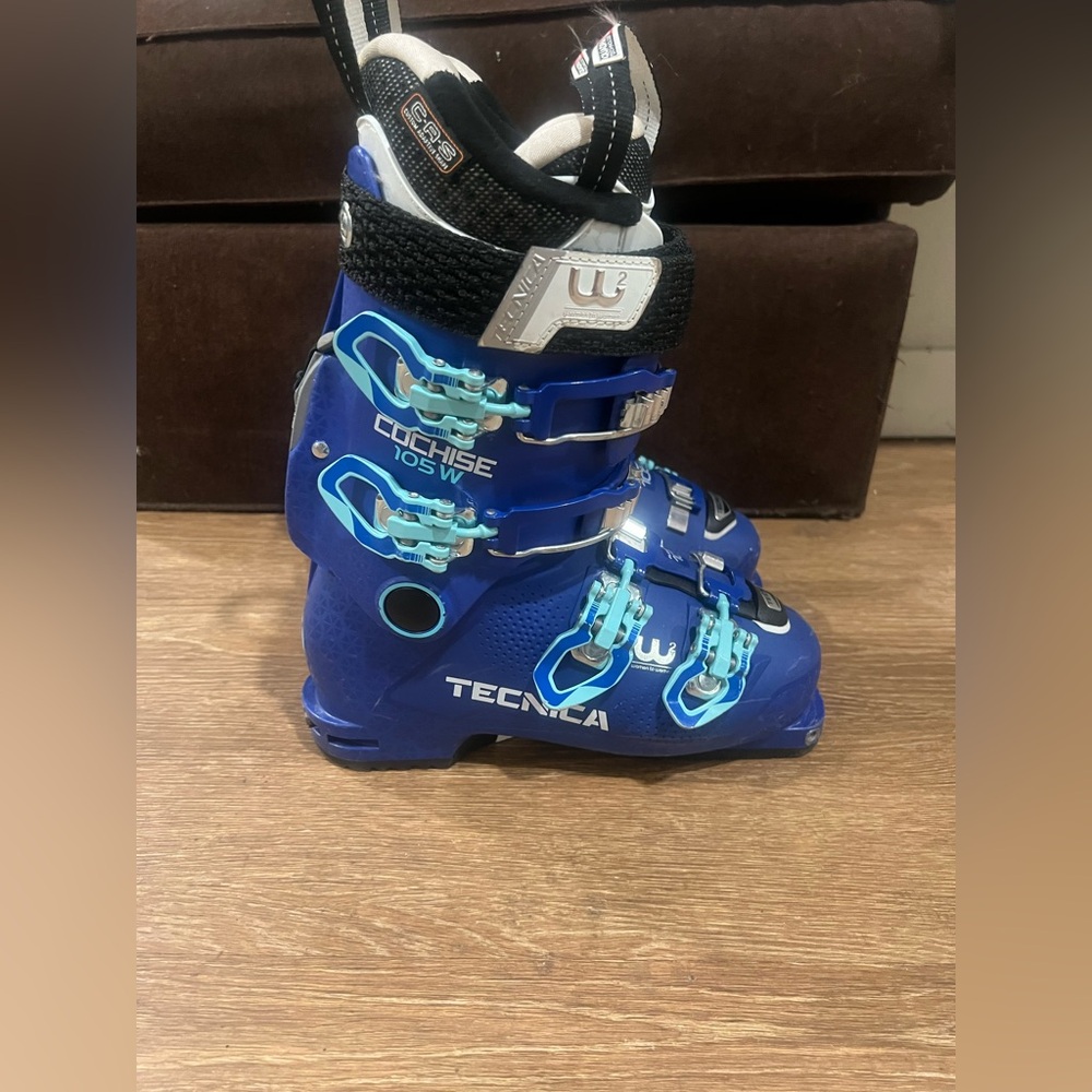 *Brand New* Tecnica Cochise 105 W Vibrant Blue Women's Ski Boots. (Size 23.5)